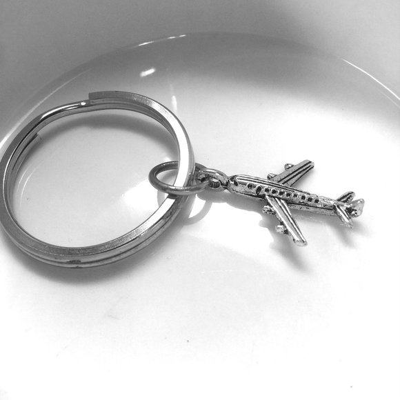 Miniature Airplane Traveller Pilot Tourist Vacation Charm Gift Key ring Keychain - Picture 3 of 3